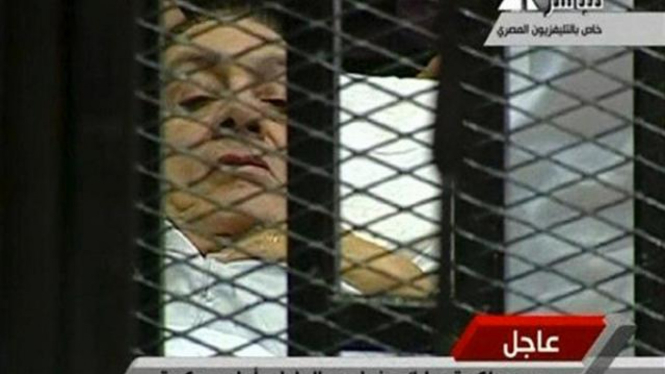 Hosni Mubarak saat hadir di pengadilan Kairo, 3 Agustus 2011