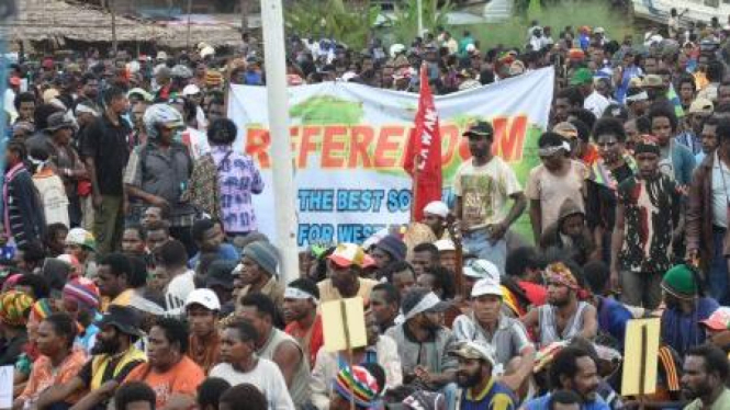 Warga Papua tergabung Komite Nasional Papua Barat (KNPB) tuntut referendum