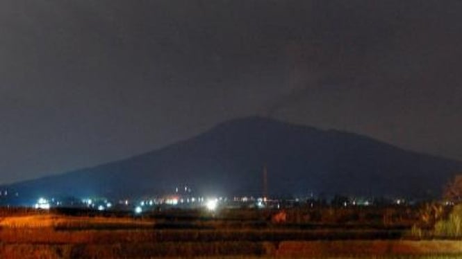 Gunung Marapi terlihat dari Padangpanjang