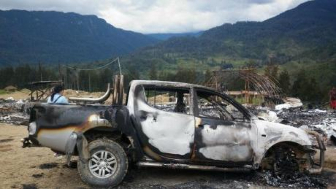 Mobil yang dibakar massa di Ilaga, Puncak, Papua