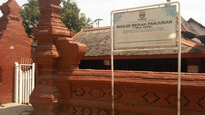 Masjid Merah Panjunan Cirebon