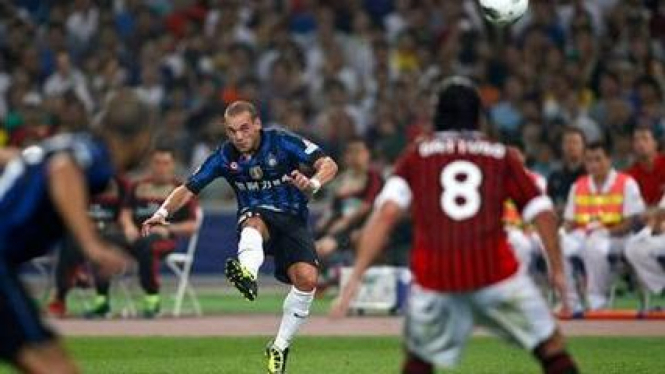 Wesley Sneijder saat mencetak gol ke gawang Milan di Piala Super Italia