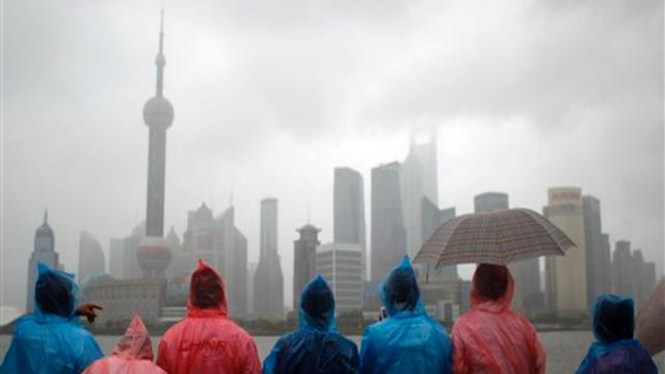 Sejumlah turis menyaksikan cuaca buruk di Shanghai, China