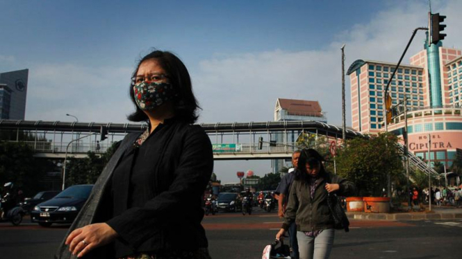 Pengguna masker yang jumlahnya semakin meningkat di Jakarta akibat masih buruknya kualitas udara.