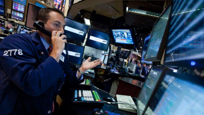Pialang saham bekerja di bursa New York Stock Exchange