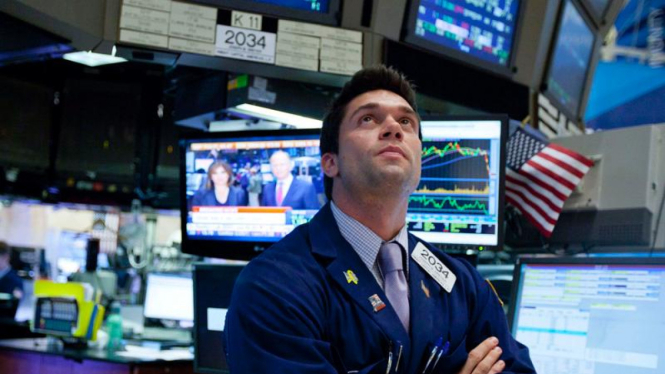 Pialang saham bekerja di bursa New York Stock Exchange