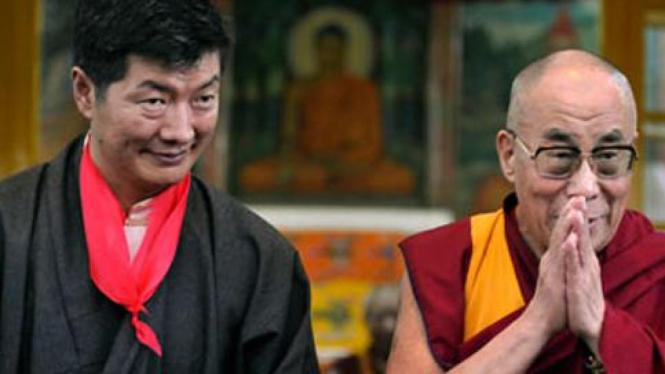 Lobsang Sangay (kiri) dan Dalai Lama (kanan)