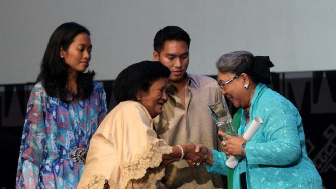 NH Dini (kanan) saat menerima Penghargaan Achmad Bakrie IX 2011