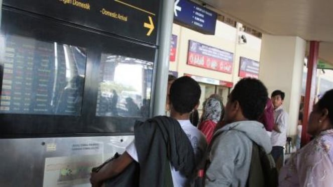 Melihat jadwal kedatangan di Bandara Juanda, Surabaya