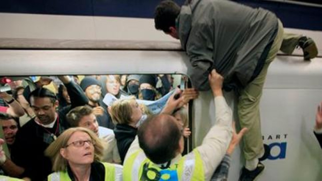 Pengunjuk rasa berusaha naik ke kereta di San Fransisco, AS.