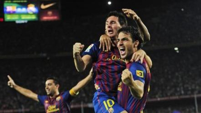 Cesc Fabregas (kanan), Lionel Messi, dan Xavi