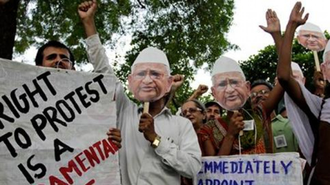 Massa anti korupsi di India mengenakan topeng aktivis Anna Hazare.