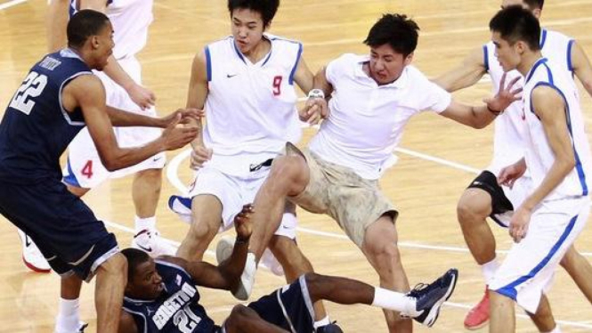 Pemain Georgetown Hoyas (biru) dan Bayi Rockets di pertandingan eksibisi