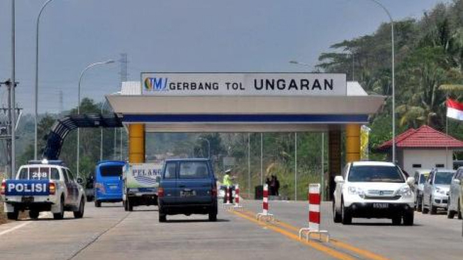 gerbang jalan tol Semarang-Solo seksi I Semarang-Ungaran
