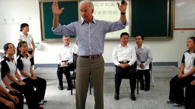 Wakil Presiden AS, Joe Biden, bersama dengan para pelajar China