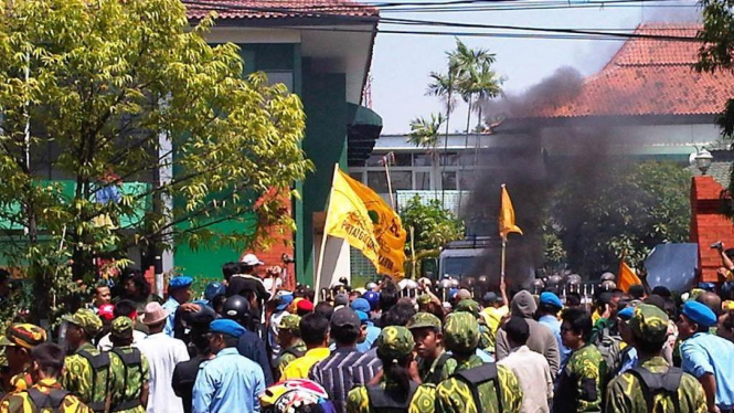 Aksi demonstrasi di Kejaksaan Negeri Cirebon 22 Agustus 2011