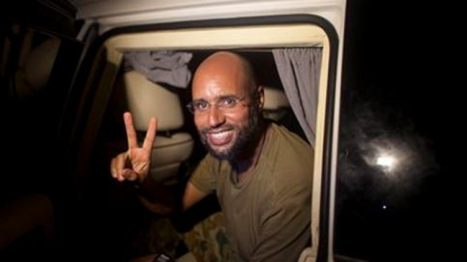 Saif Khadafi membuktikan bahwa dia tidak tertangkap pemberontak.