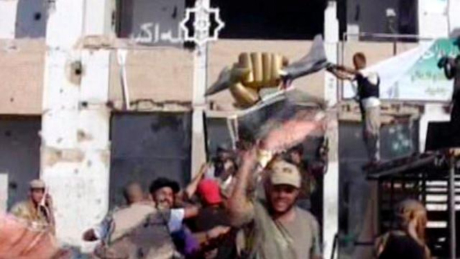 Pasukan pemberontak berhasil masuk ke kompleks Muammar Khadafi