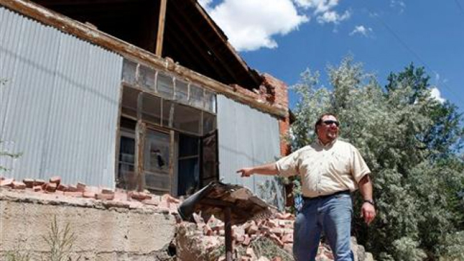 Rumah bata di Colorado yang runtuh akibat gempa di Amerika Serikat.
