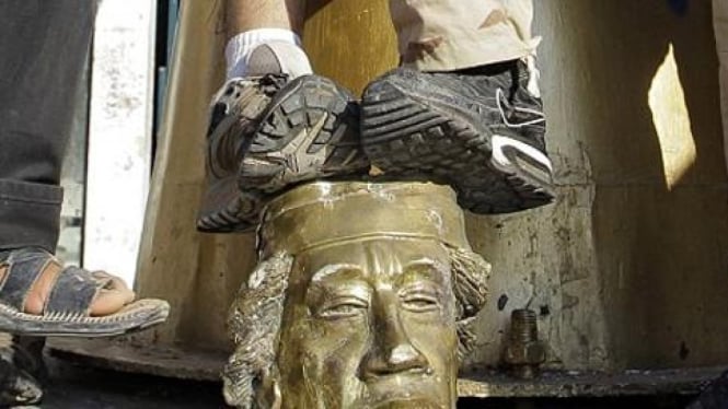 Patung Khadafi di kediamannya di Tripoli diinjak oleh para pemberontak.