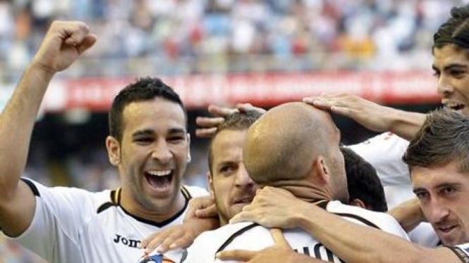 Pemain Valencia merayakan gol atas Racing Santander