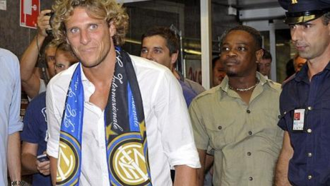 Diego Forlan (kiri)