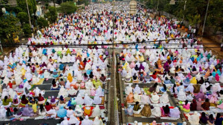 Saudi Arabia Issues Fatwa Friday Prayer Not Obligatory on Eid Day