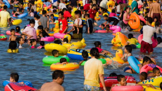 Menikmati Liburan di Pantai Bersama Keluarga