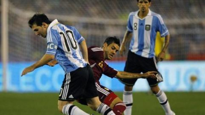 Lionel Messi (no 10) dan pemain Venezuela Gabriel Cichero