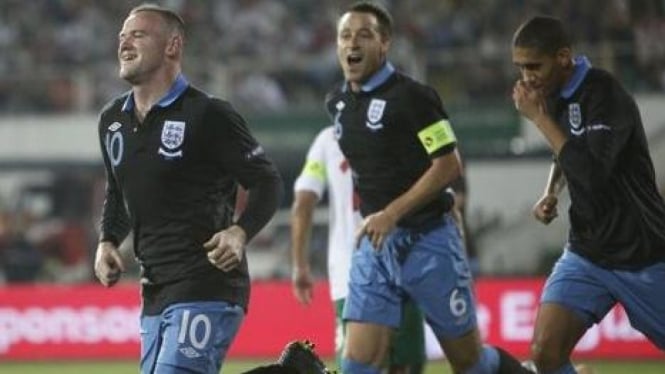 Wayne Rooney (depan) di pertandingan melawan Bulgaria