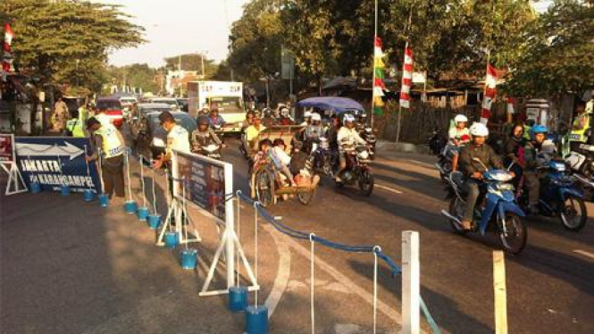 Pengalihan jalan di Karangampel untuk mengurai kemacetan.