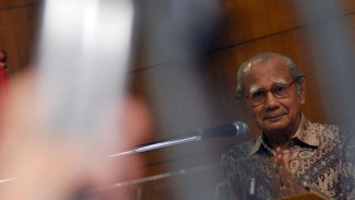Prof Emil Salim, Ekonom Senior yang Disebut Sesat oleh Arteria Dahlan