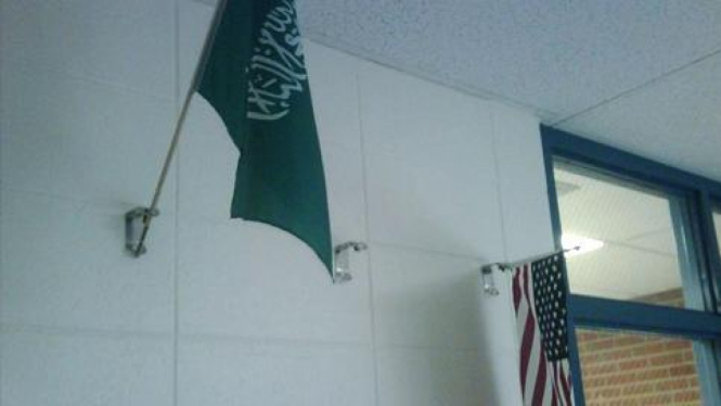 Foto letak bendera Saudi dan AS yang diprotes