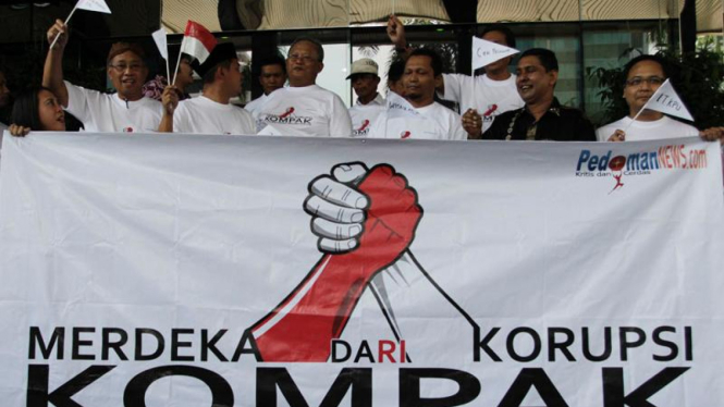 Aksi Gundul Aktifis Kompak di Depan KPK