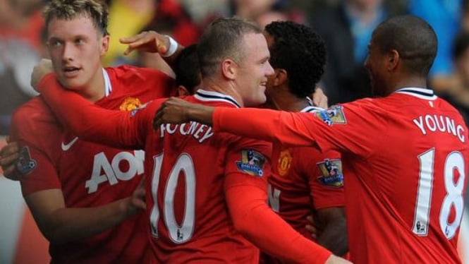 Pemain Manchester United rayakan gol Wayne Rooney