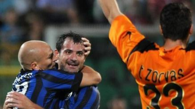 Pemain Inter Milan Esteban Cambiasso (kiri) dan Dejan Stankovic