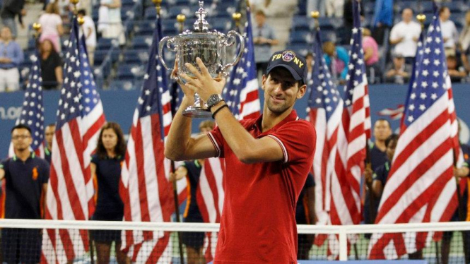 Novak Djokovic mengangkat trofi US Open 2011