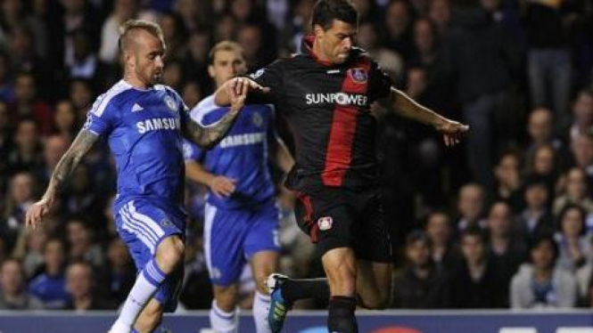 Pemain Leverkusen Michael Ballack (hitam) dan Raul Meireless