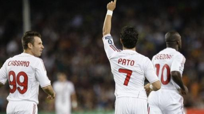 Pemain AC Milan merayakan gol ke jala Barcelona