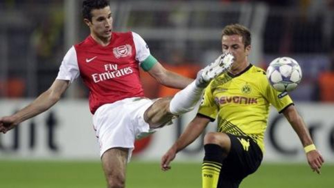 Pemain Arsenal Robin Van Persie (kiri) dan pemain Dortmund Mario Gotze