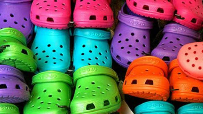 Sepatu Crocs.