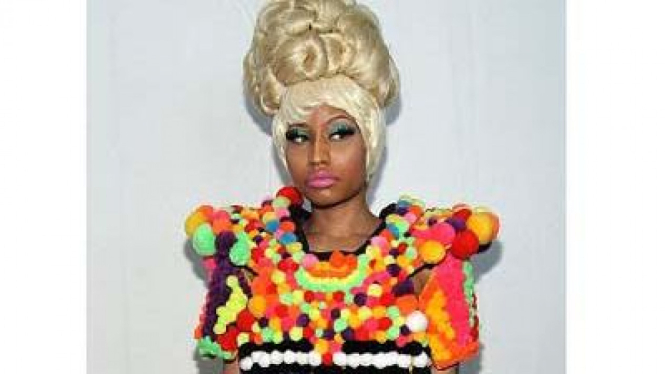 Nicki Minaj mengenakan busana dari kain 'puffball'