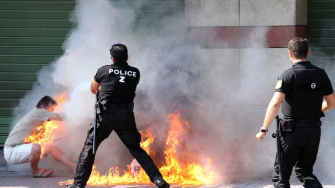 Aksi bakar diri di Yunani