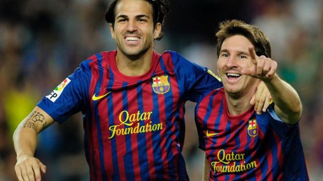 Cesc Fabregas (kiri) dan Lionel Messi