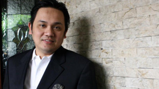 Farhat Abbas Ingin Nikahi Wanita Mirip Dian Sastro