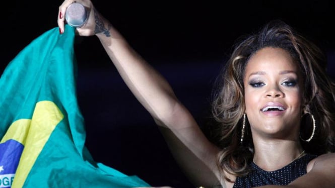 Rihanna tampil tampil dalam konser Loud di Brasil