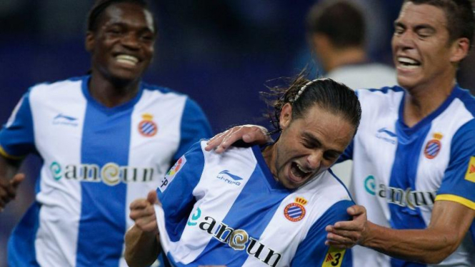 Pemain Espanyol Sergio Garcia (tengah) merayakan gol