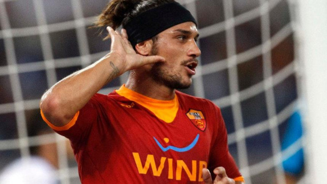 Pablo Osvaldo (AS Roma) merayakan gol