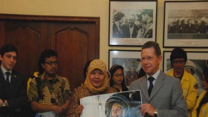 Duta Besar Rusia, Alexander Ivanov, bersama mahasiswa Indonesia