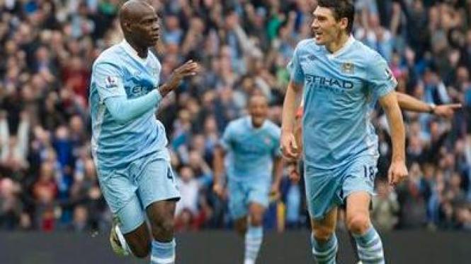 Mario Balotelli (kiri) rayakan golnya bersama Gareth Barry